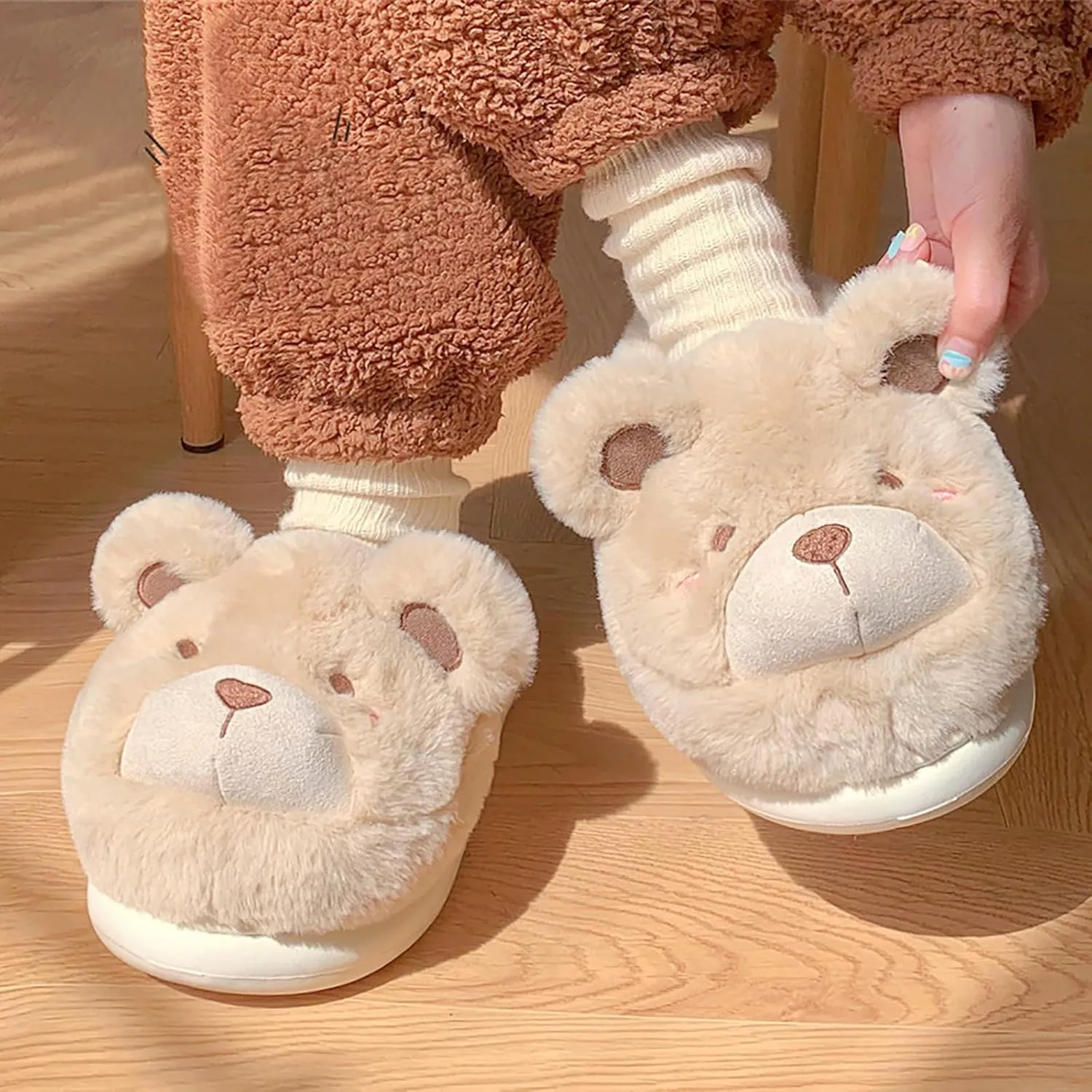 Winter home warm Baotou cotton slippers girl heart cute plush bear soft bottom slippers.